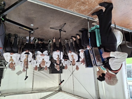 Domski pevski zbor_ki ga vodi Ani Rehberger_zboru se je pridružil harmonikar Henrik Lamovšek